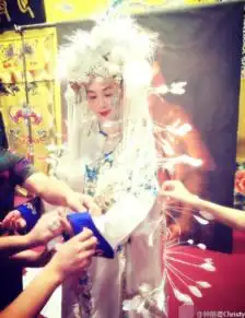 钟丽缇张伦硕拍京剧婚照大玩中西合璧
