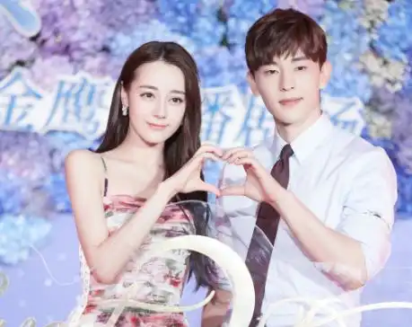 邓伦和女星的合影,和杨紫站在一起甜到爆,最后这张变乖巧男孩