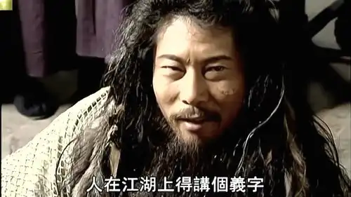 笑傲江湖中,向问天解开了穴道,乘童百熊不注意把剑指向了童百熊,向问天告诉童百熊,杨莲亭今天能杀了他,明天也会杀了童百熊