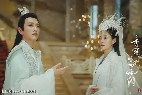 她凭借纯妃一角大火,曾在剧中演过她儿子的王雨,现实中是她老公
