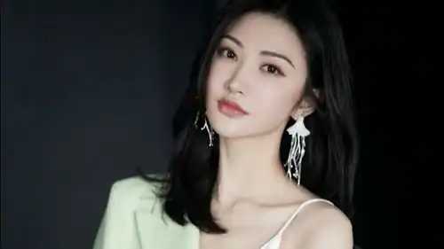 景甜不愧是司藤本藤穿绿色西装搭白吊带效果慵懒随性