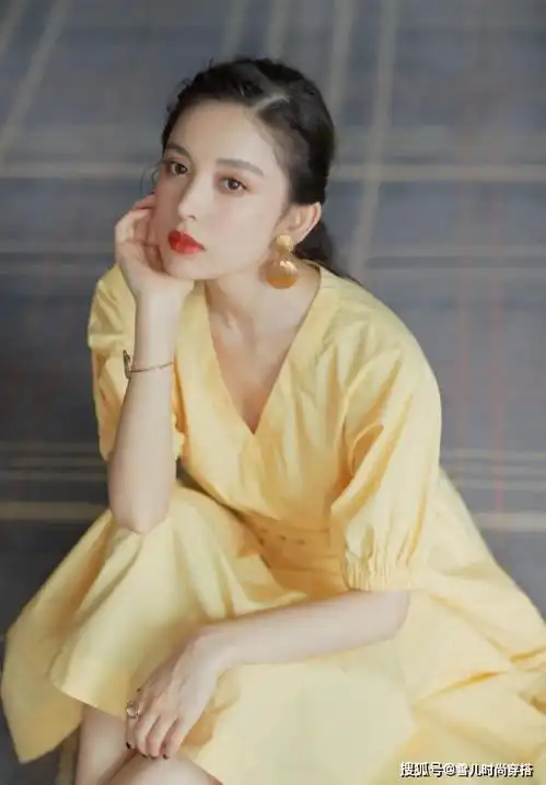 学学女神娜扎的穿搭,轻松驾驭轻熟风和少女风,让你也能魅力十足