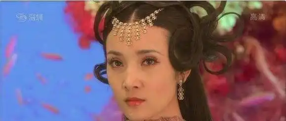 9年前天师钟馗里的那些时尚造型,紫玫瑰穿斜肩,何敏的肚兜
