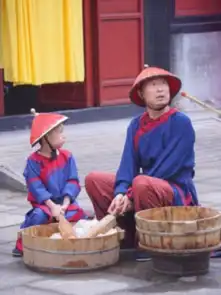 爸爸去哪儿3横店上演穿越大剧发布会上爱心接力