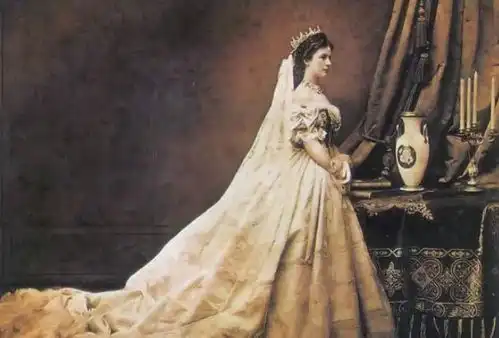 1天健身8小时,怀孕4次腰围仅50,茜茜公主为塑身给丈夫介绍情妇
