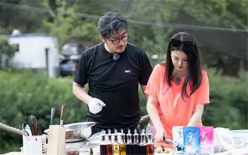 李湘近照曝光,瘦身效果明显,王岳伦呵护备至陪伴左右