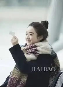 街拍赵丽颖向往的生活放飞自我上热搜,呆萌少女的衣qup上天
