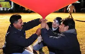 美探险家效仿飞屋环游记365只氦气球带其飞越大西洋