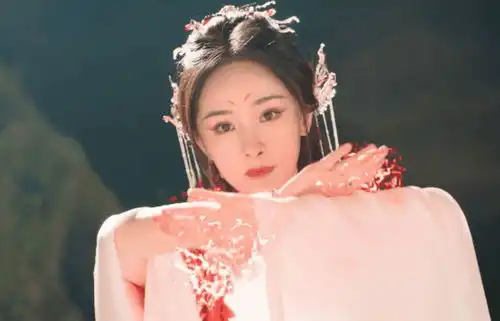 杨幂新剧造型大变脸齐刘海被嘲太土了,对标红高粱力求突破