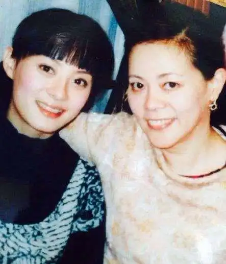 孙俪妈妈贵妇装扮出席活动年过六十却依旧精致,最会打扮星妈