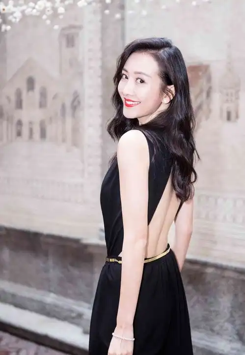 41岁王鸥复出,腹部赘肉惹讨论,被爆与德云社何九华未婚生女
