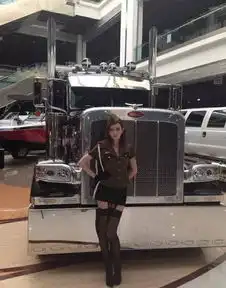 泷泽萝拉一来中国车展男同胞都不看车了
