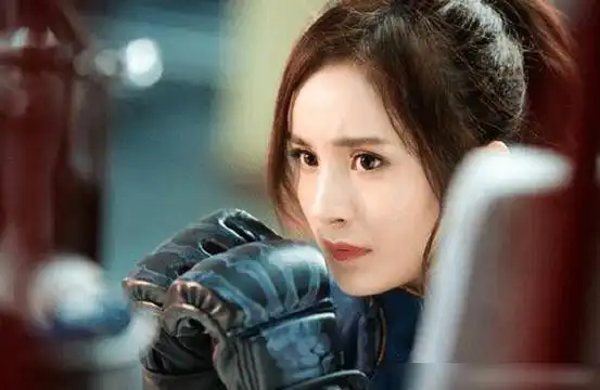 红毯上装晕倒,连打关晓彤10个耳光,从前的小杨幂怎么了