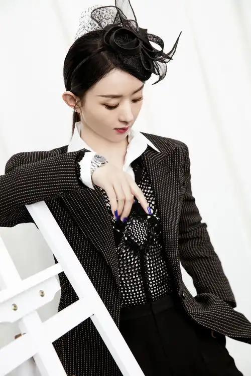 赵丽颖穿高定露腰裙马甲线若隐若现,这身材太绝了
