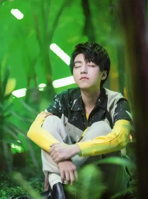 路人偶遇王俊凯桥上拍戏,嘲笑他鞋子脏,在场女生的回复亮了
