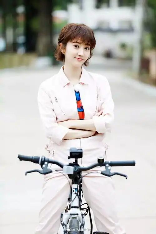 明星景甜礼服下藏秋裤,这个仙女很接地气
