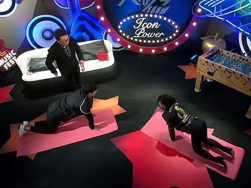 柳岩的综艺剧照六年前曝光,跪在地上演示健身动作,引发争议网友行为穿着