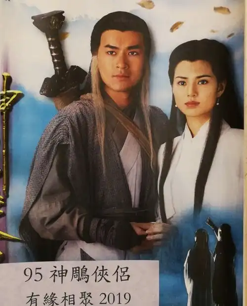 李若彤身穿一袭白色连衣裙仙气十足,可惜搭配错了鞋,秒变短腿妹