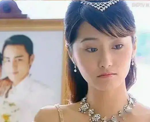 唉,她那么美,却那么惨
