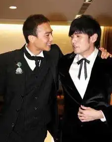 还记得头文字d里陈小春的小弟扫把头周董女儿认他做干爹