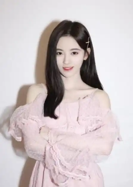 本以为鞠婧祎只适合长发,看到短发的样子,我瞬间沉默了
