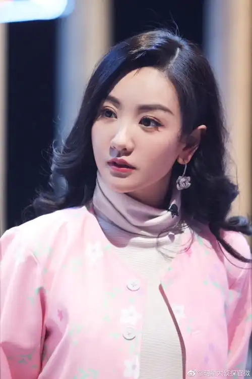 组图杨蓉着粉色印花外套少女感十足大波浪温婉知性侧颜优越

