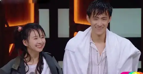 现在综艺都这么拼吗小鲜肉小花亲到拉丝观众嗨爆众导演叫好
