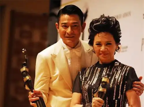 刘德华下跪为她颁奖,如今71岁无人养老,刘德华我来养