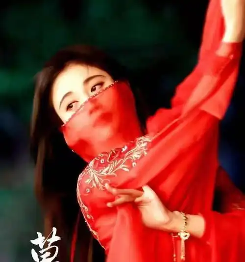 鞠婧祎仙侠古装剧开机,搭档小三岁男主,现场照俏皮甜美