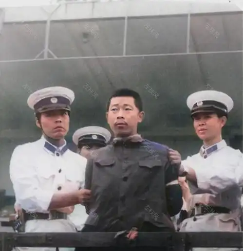 80年代初河南郑州,公审大会警察押着犯罪分子,那个年代审判公开
