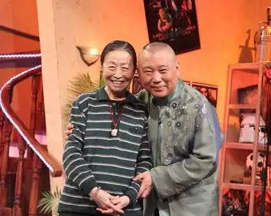 她被誉丑娘专业户,和郭德纲交好,为子却蜗居40平米房内
