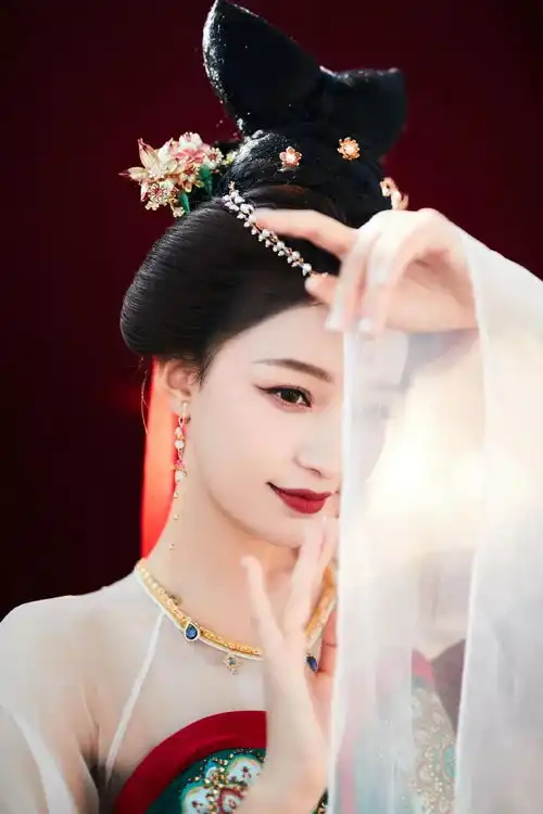 孙怡晒唐装红裙起舞美若天仙雪肤玉貌太惊艳迷人
