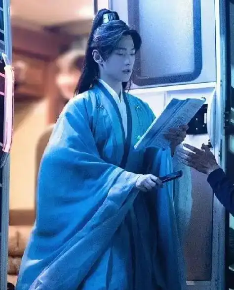 杨洋成毅新剧造型曝光,两人发型如出一辙,杨洋靠气质取胜