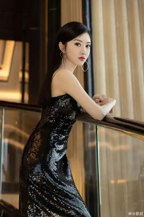 景甜黑色吊带裙气质慵懒蛮腰纤细臀部线条迷人
