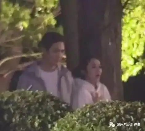 敢拿张嘉译的腰开玩笑的,也就只有王晓晨了吧..
