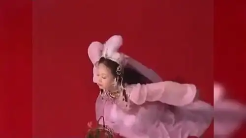 她是乌龙闯情关里的宋妍,扮演的香妃比刘丹还会跳舞