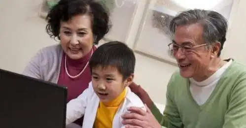 产房年轻姥姥火了,抱外孙被误认成母亲,网友慕了