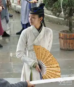 请问谁知道安以轩在倚天屠龙记中女扮男装的形象中的头饰叫什么