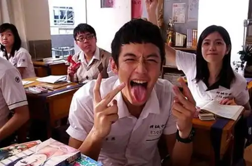 小鲜肉数他混得差,走红毯要借衣服,为复出拍戏不挑剧本这都接