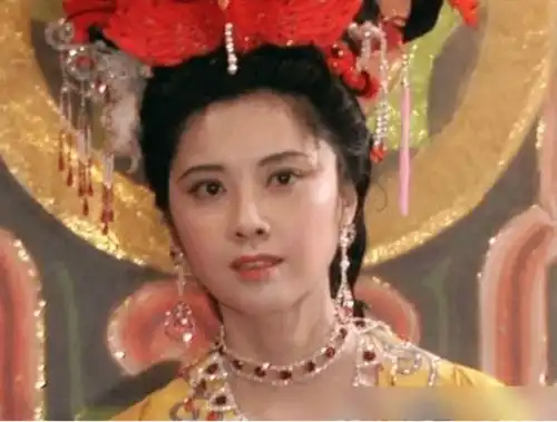她是风华绝代的女儿国国王,与徐少华因戏生情,今69岁家庭美满