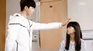 强吻壁咚早就过时了,现在流行用摸头杀撩妹
