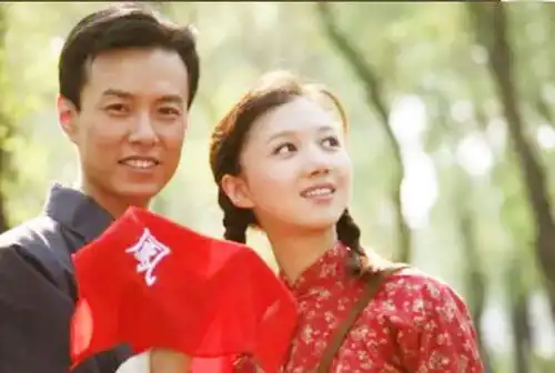 因正阳门下走红的朱铁,出道多年0绯闻,今三代同堂幸福不已
