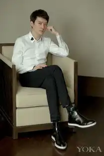 冯绍峰身着经典白衬衫演绎简约清新风