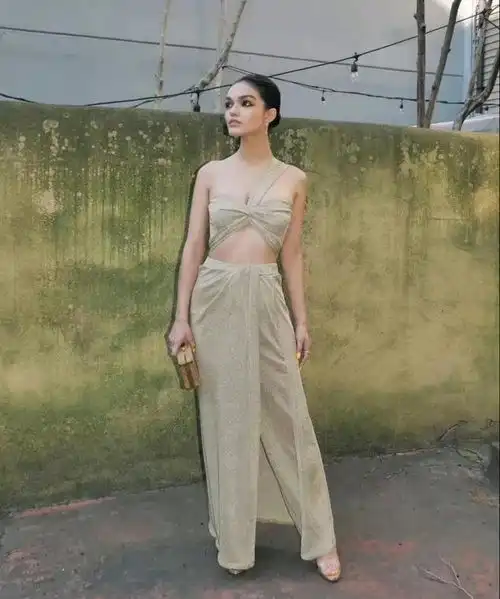 矮黑丑版白雪公主被曝歧视亚裔,竖中指疑回应,网友你凭啥