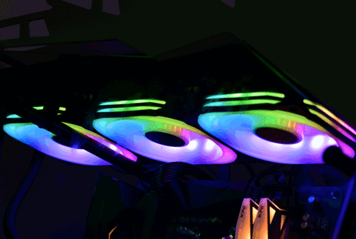 颜值与个性共舞,大水牛铁血战士异形机箱,越夜越有机