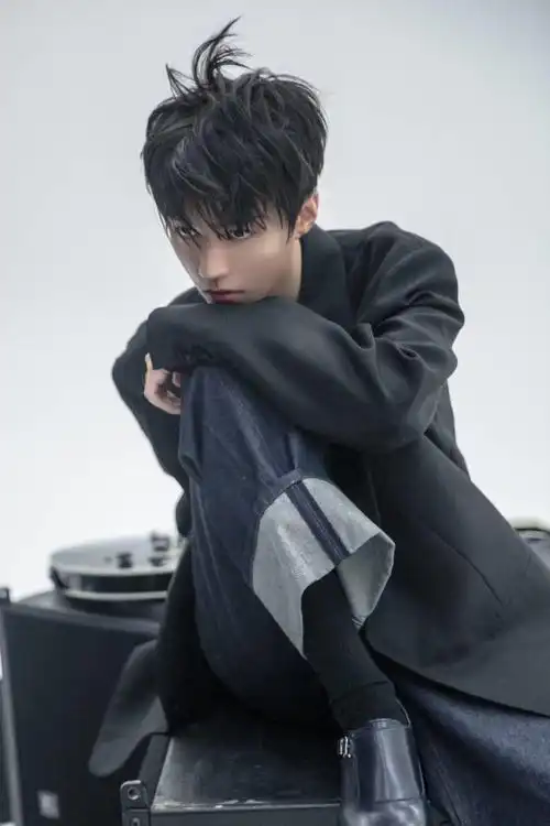 王俊凯拍照的经典动作,下巴搭在手腕处yyds