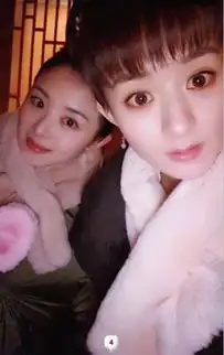 赵丽颖张含韵姐妹花在知否剧组同框,同款围脖成亮点,可爱
