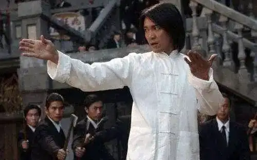 他是一代喜剧之王,却被众人指责人品不好55岁的他至今未婚,却已白发苍苍如同70岁老人
