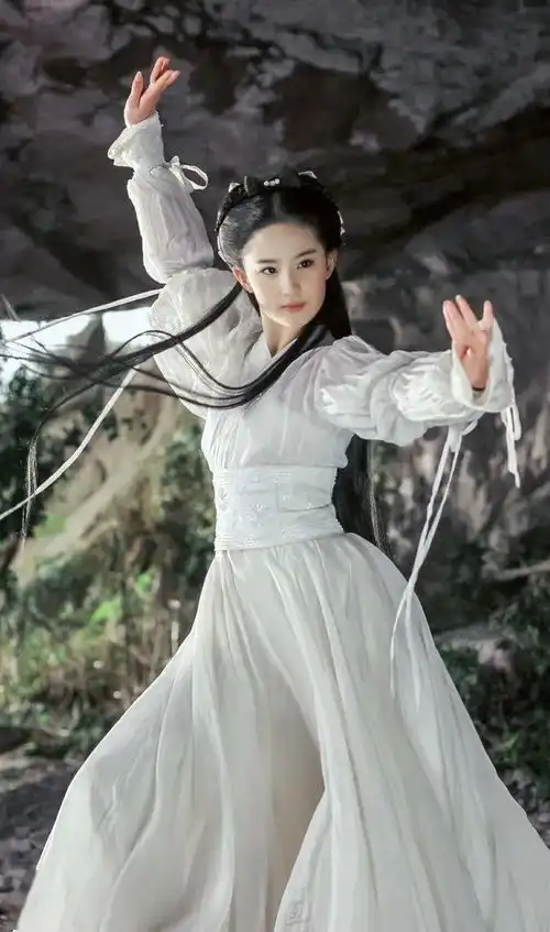 刘亦菲的古装杀青照妈妈我穿越了
