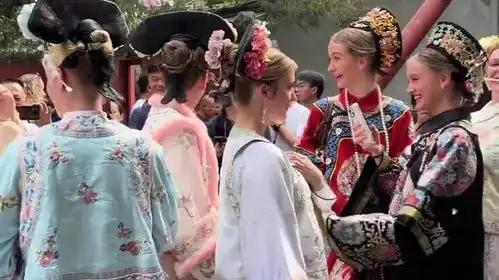 从前皇宫里格格都是中国人,现在颐和园里是成群结队的外国格格,